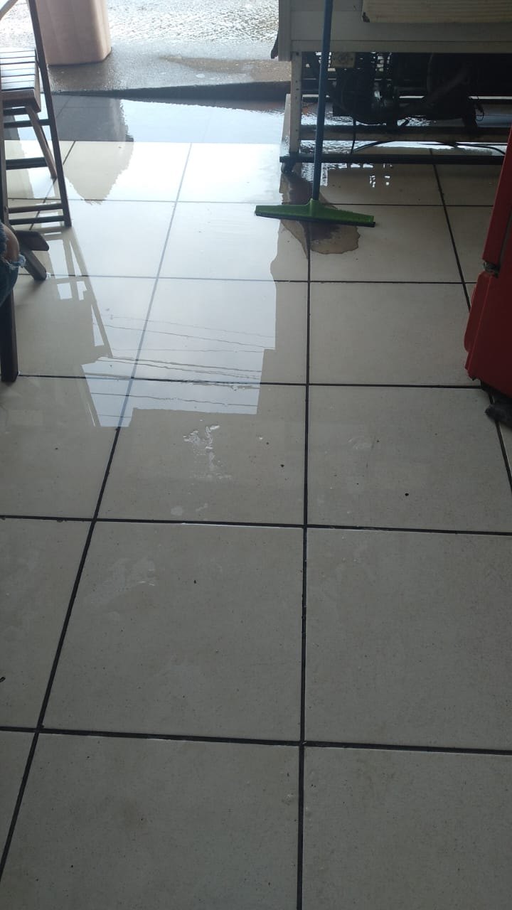 AGUACEIRO: ‘Caerd diz que arrumou, mas ficou pior’, diz lojista sobre vazamento na Av. Sete de Setembro