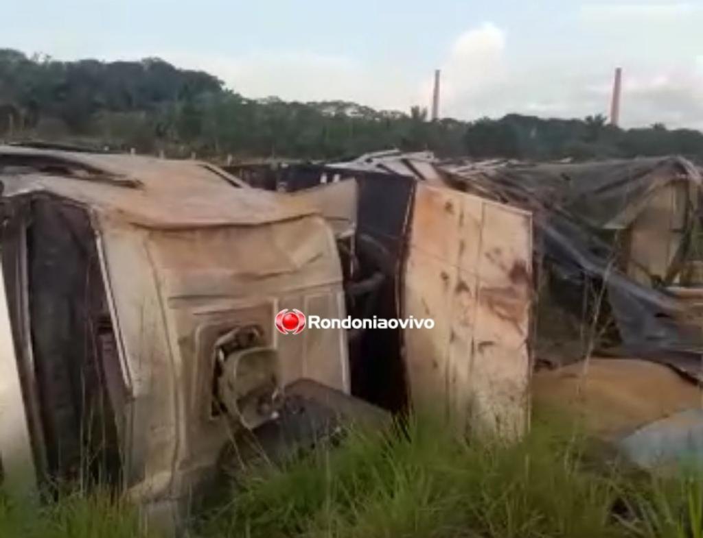 DESGOVERNADA: Carreta tomba na Estrada da Penal após motorista perder controle da direção - VÍDEO