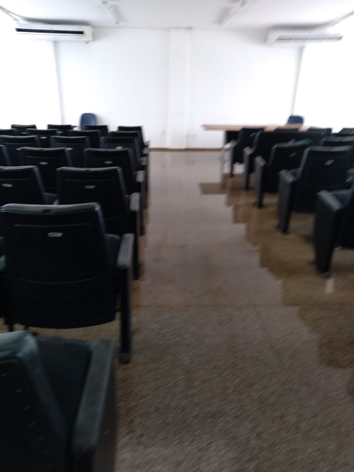 PRECÁRIO: Chuva inunda auditório da Unisp Sul em Porto Velho 