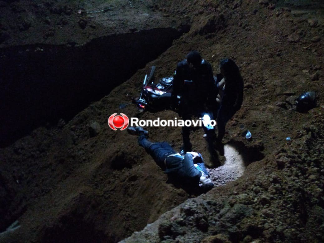 DESCASO: Buraco aberto pela prefeitura causa grave acidente com casal em moto