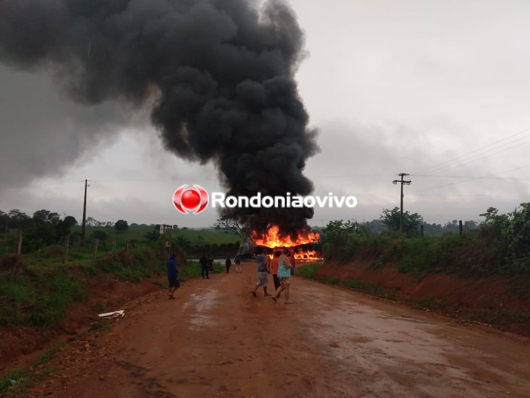SINISTRO: Carreta carregada com calçados é destruída por incêndio