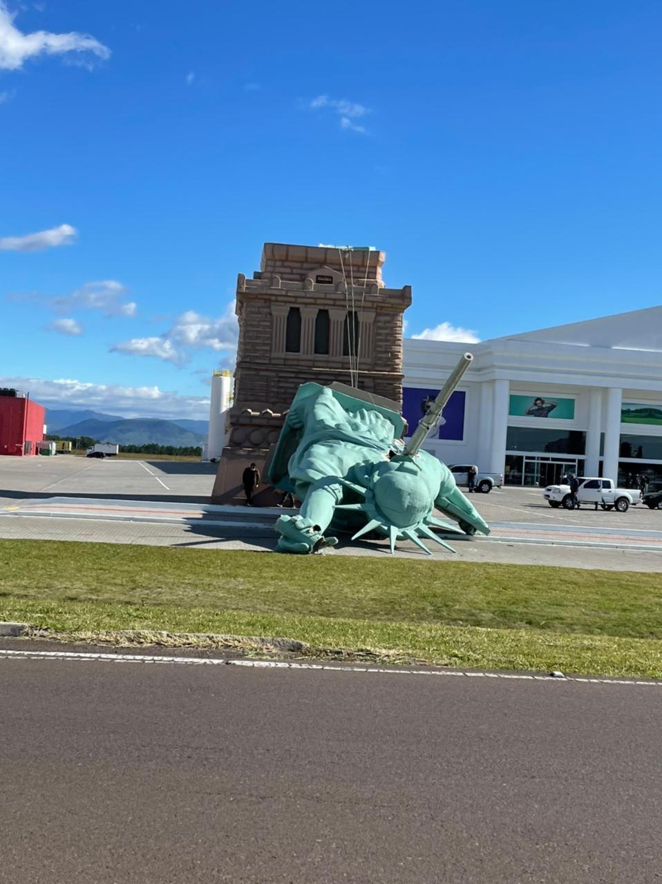 Forte ventania derruba Estátua da Havan; assista ao vídeo