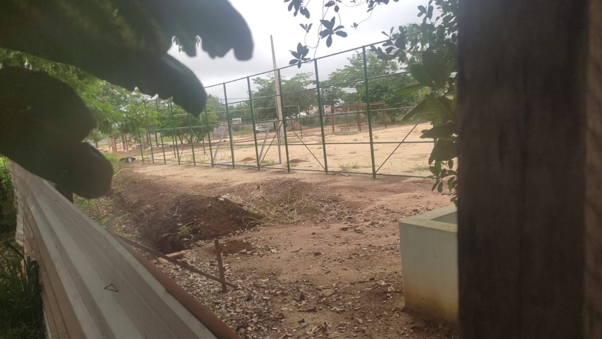 DEMORA: Obra de praça milionária está abandonada na capital