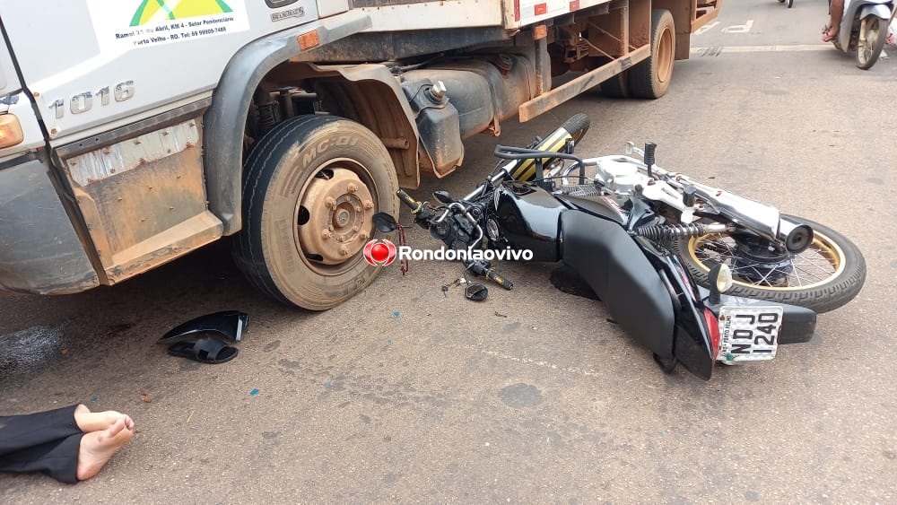 ASSISTA: Mulher sofre fratura após colisão com caminhão na Carlos Gomes