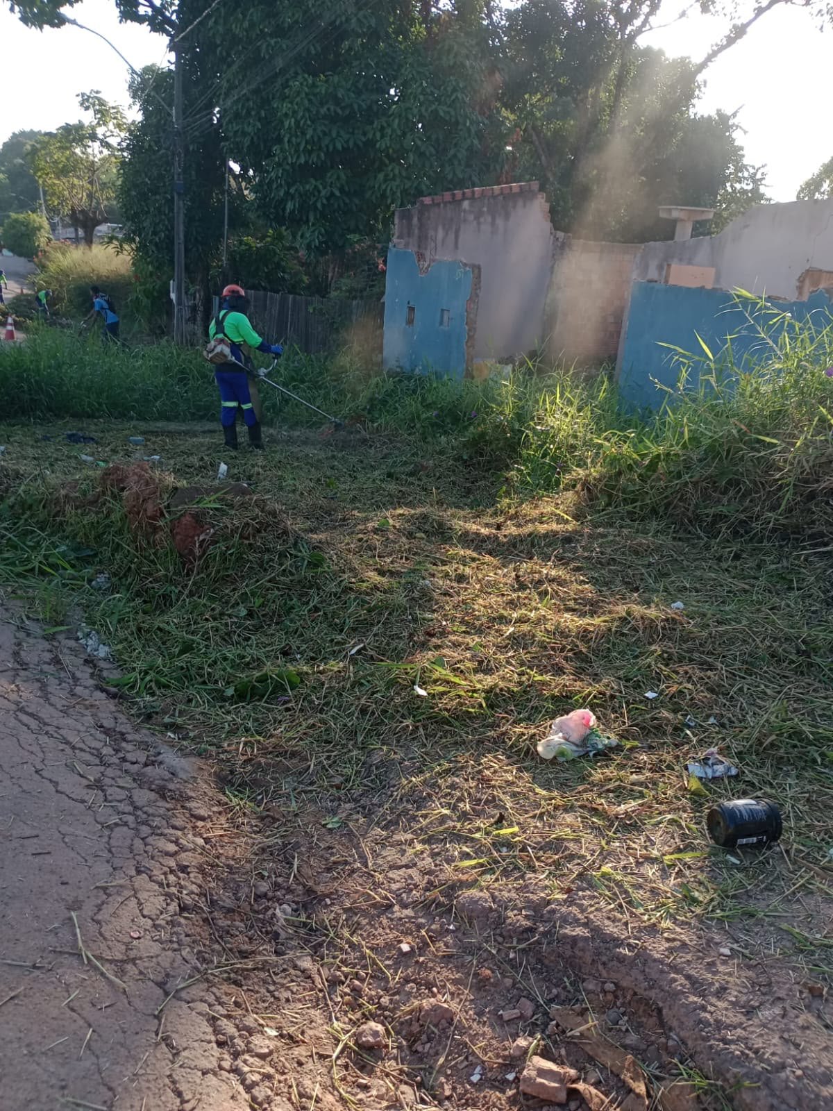 EDIMILSON DOURADO: Após solicitação do vereador, Prefeitura intensifica limpeza no bairro Nova Floresta