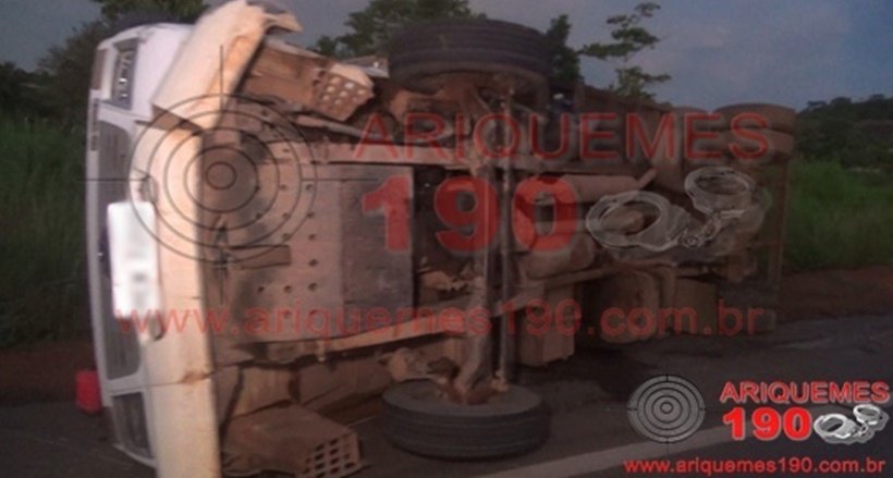 GRAVE: Automóvel com bebê e casal se choca com caminhão na BR-364