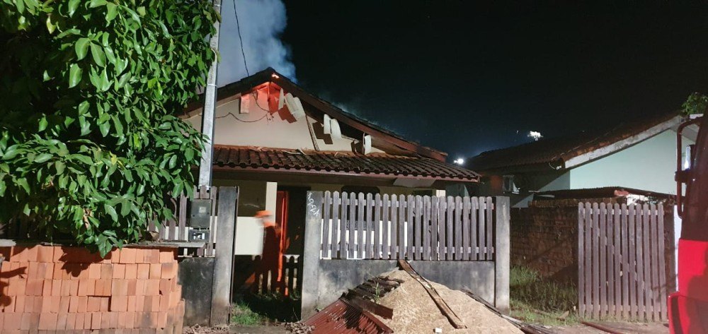 Mulher ateia fogo na cama ao flagrar marido com outra