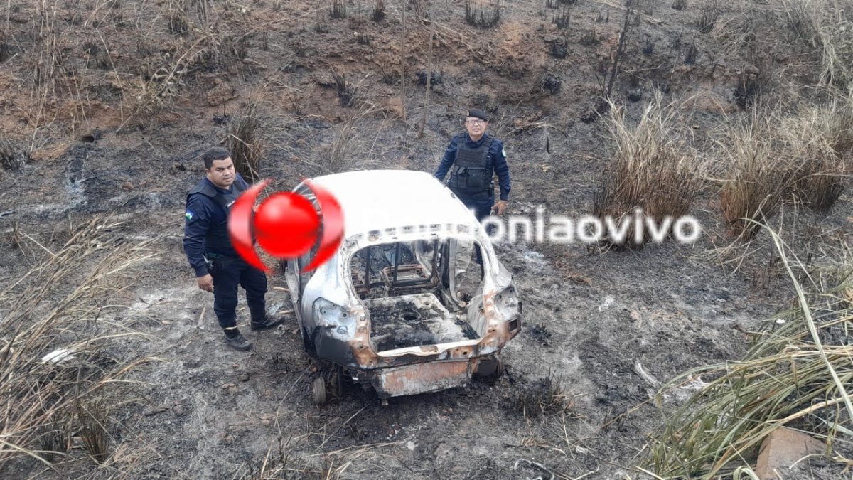 QUEIMADO: Carro roubado é encontrado totalmente destruído por incêndio criminoso 