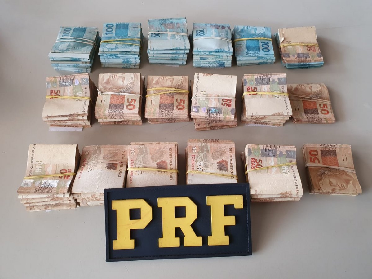 NA CAPITAL: PRF identifica casal com mais de R$ 100 mil em compartimento secreto de bolsa