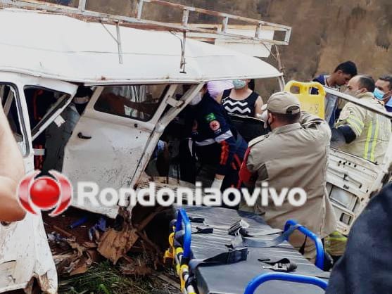 PRESO NAS FERRAGENS: Caminhonete arrasta Kombi e deixa casal em estado grave