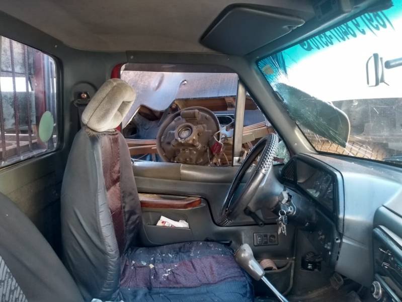 SUSTO: Caminhonete capota após colisão e atinge carro estacionado