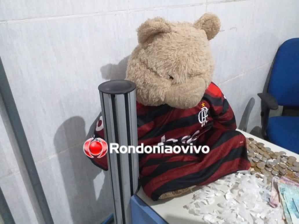 DISFARCE: Primos que escondiam drogas em urso de pelúcia são flagrados pela PM