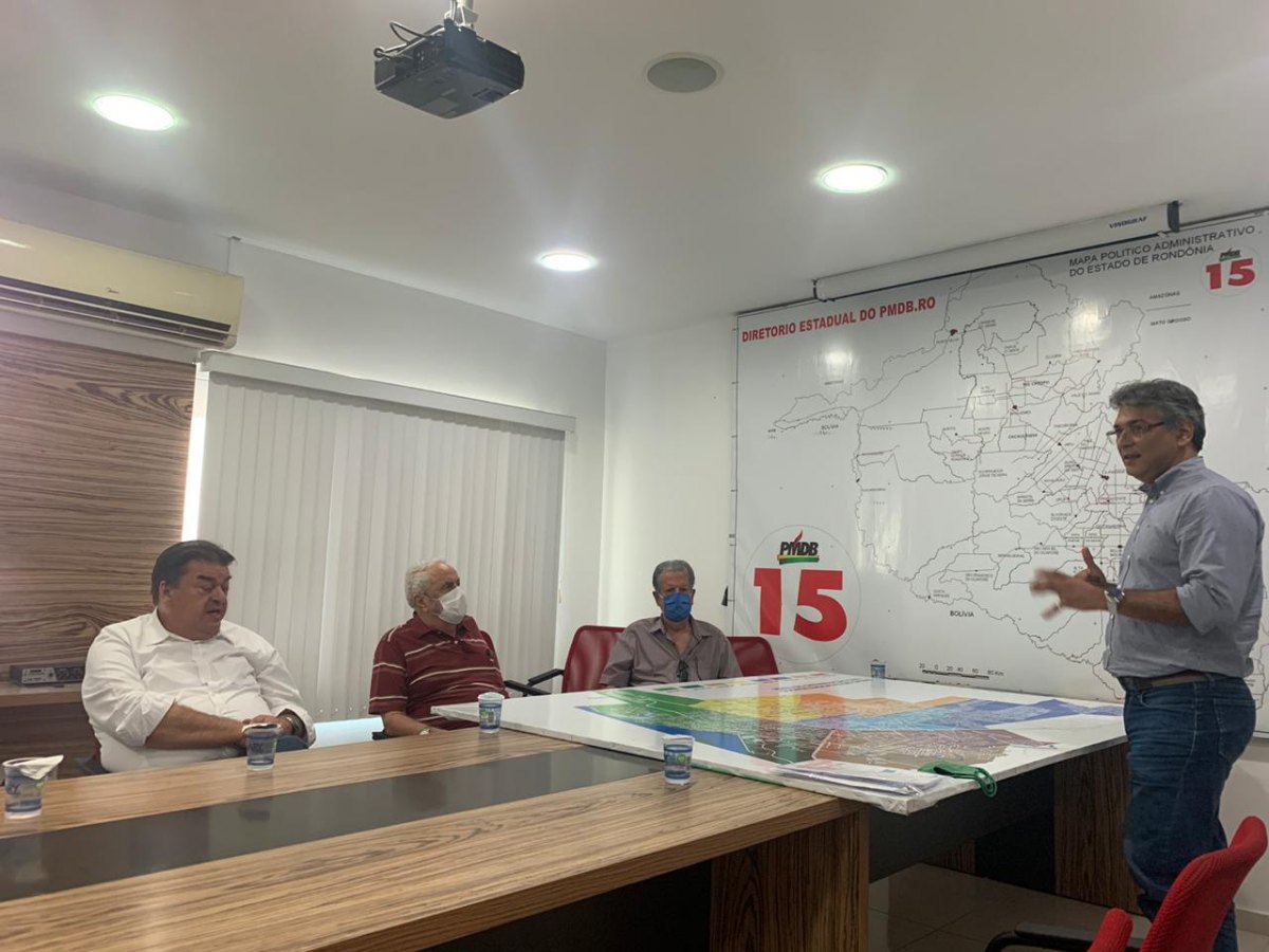 PROPOSTA: Pimentel reúne técnicos em busca de soluções para alagamentos na capital