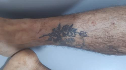 MISTÉRIO: Polícia tenta identificar corpo tatuado de rapaz morto a pauladas