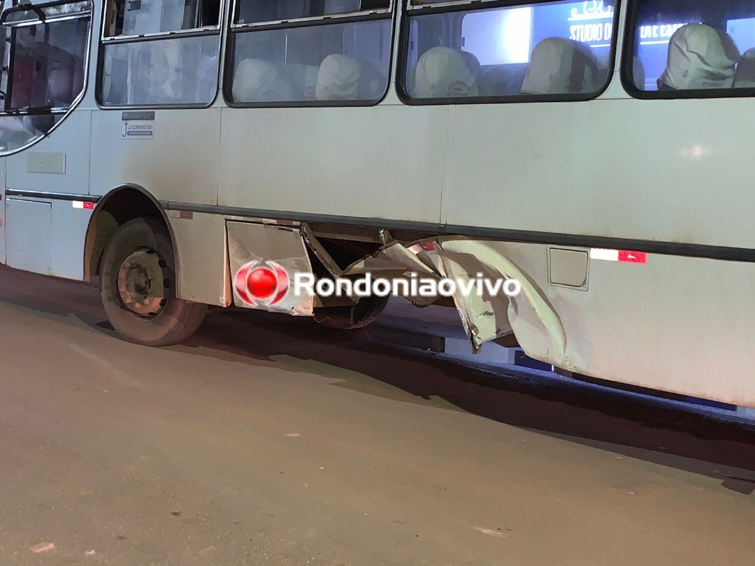 FORTE COLISÃO: Motorista foge após atropelar mulher e se choca em ônibus