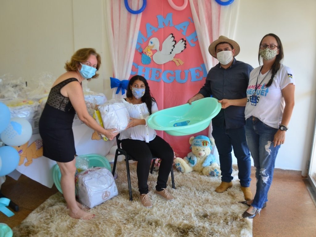 ROLIM DE MOURA: Mães recebem kits de enxovais do programa 'Mamãe Cheguei'