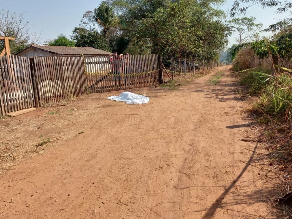 ROLIM DE MOURA: Homem é executado a tiros no portão de uma residência próximo a RO-010