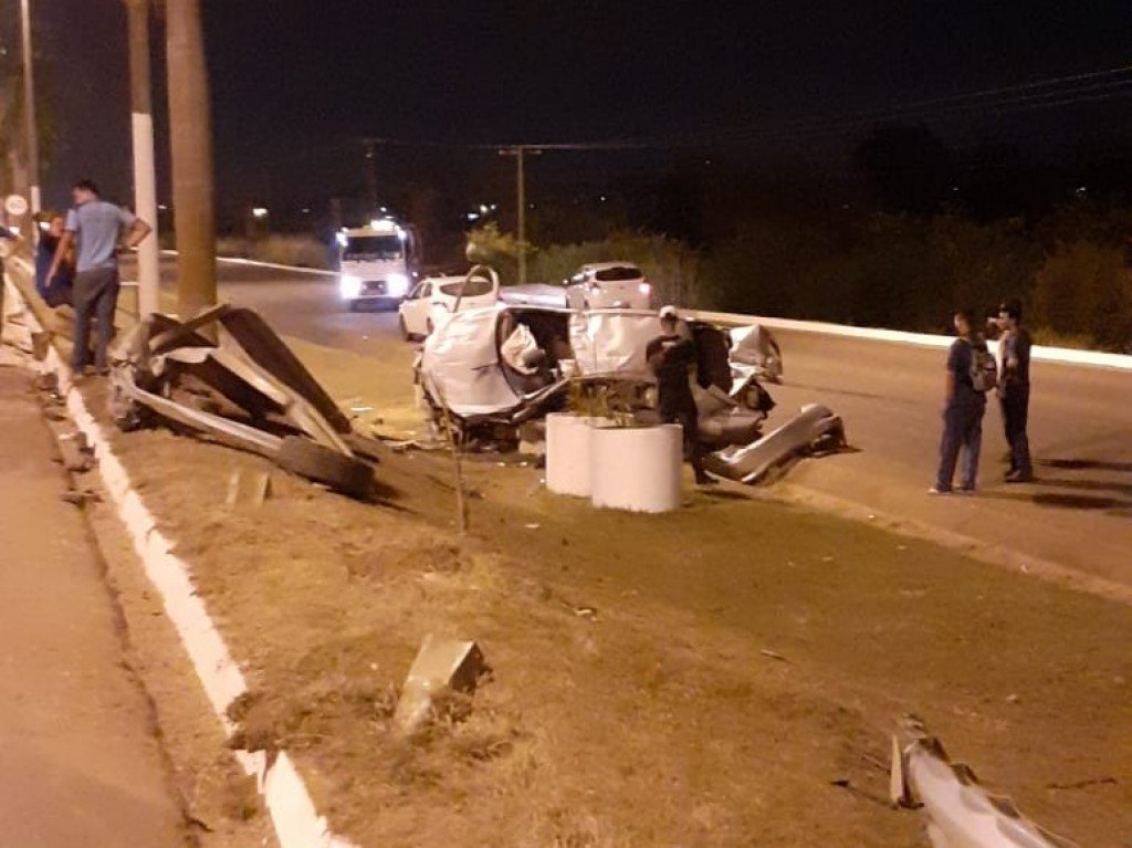 EMBRIAGADO: Motorista de carro de luxo perde controle e capota veículo na BR-364