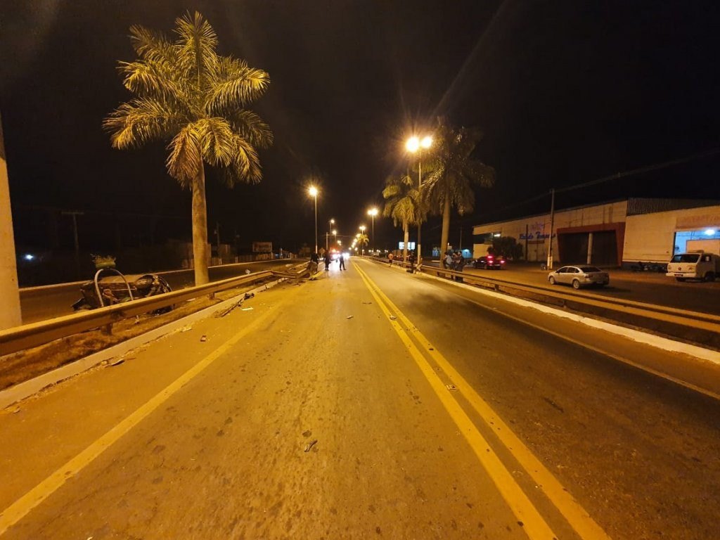 EMBRIAGADO: Motorista de carro de luxo perde controle e capota veículo na BR-364