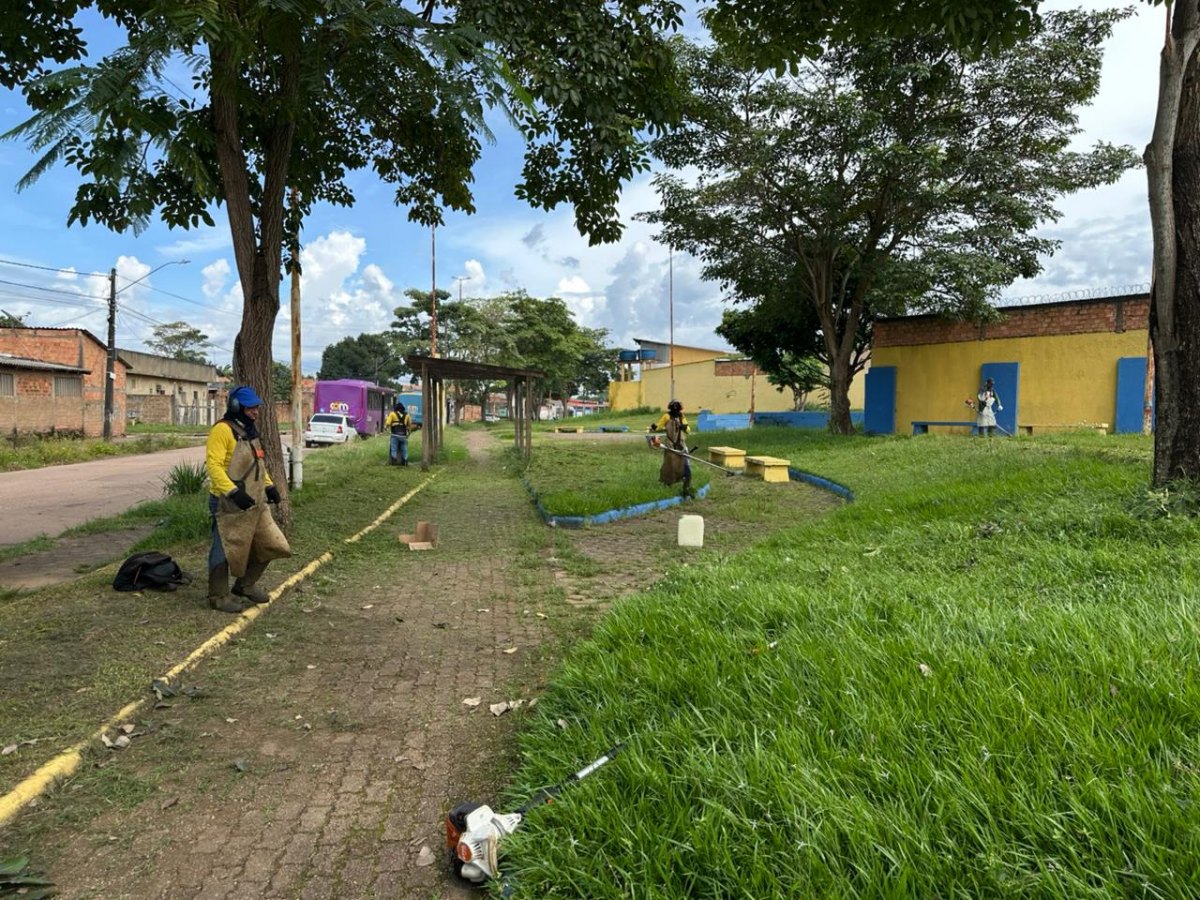 EDIMILSON DOURADO: Vereador acompanha trabalhos na Praça João Roque de Lima