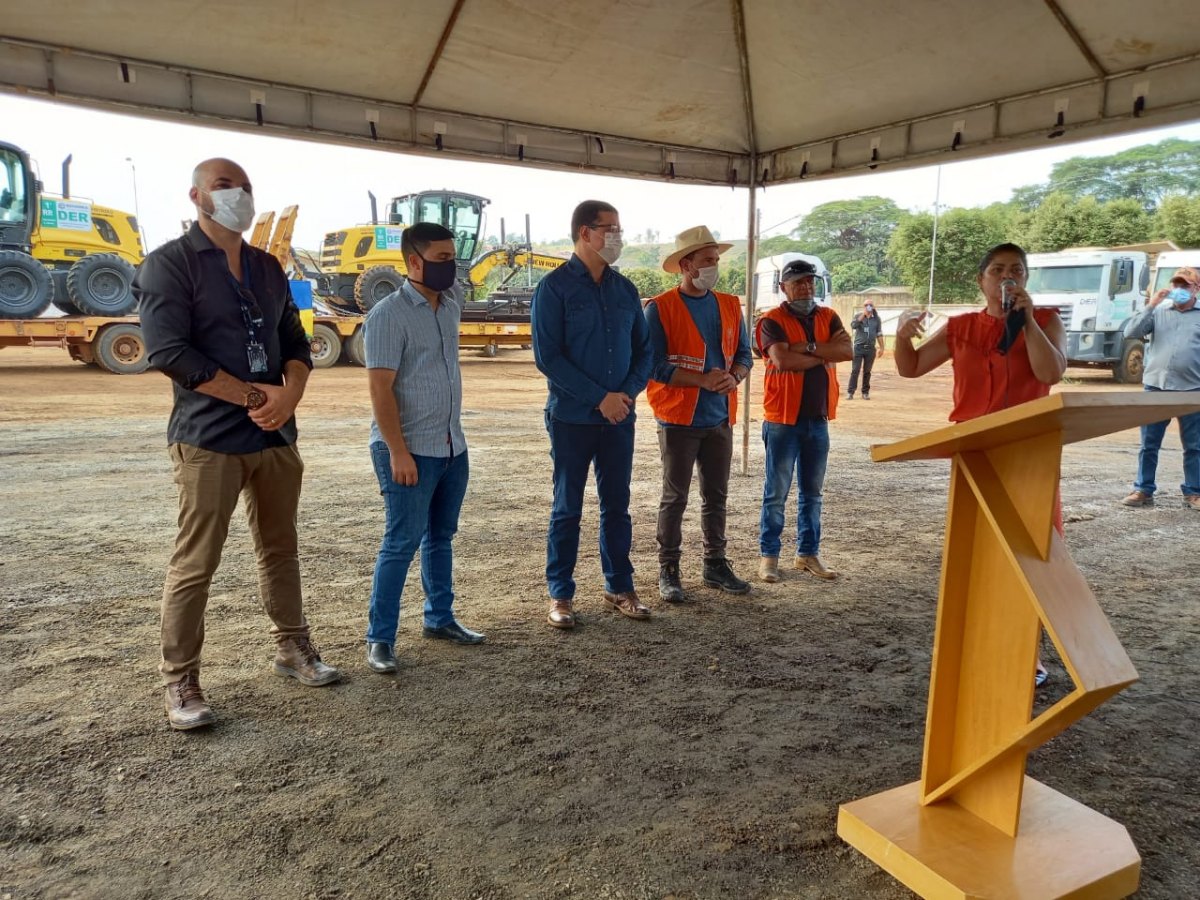 EM JARU: Deputada Cassia participa de entrega de maquinário junto ao DER