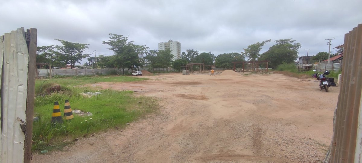 DEMORA: Obra de praça milionária está abandonada na capital