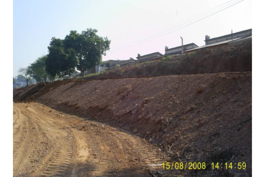 INFRAESTRUTURA: Quiosques irregulares geram insegurança e travam obras na avenida Farquar