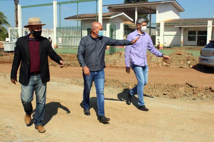 COLORADO DO OESTE: Deputado Ezequiel Neiva inspeciona obras de asfaltamento no município 