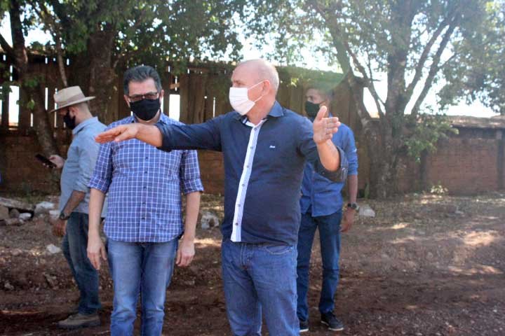 COLORADO DO OESTE: Deputado Ezequiel Neiva inspeciona obras de asfaltamento no município 
