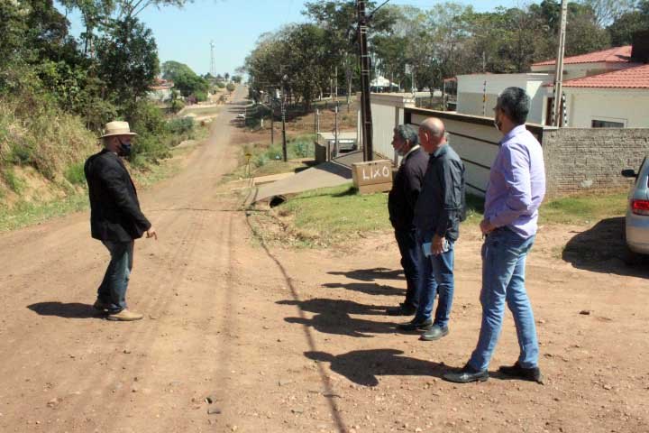 COLORADO DO OESTE: Deputado Ezequiel Neiva inspeciona obras de asfaltamento no município 