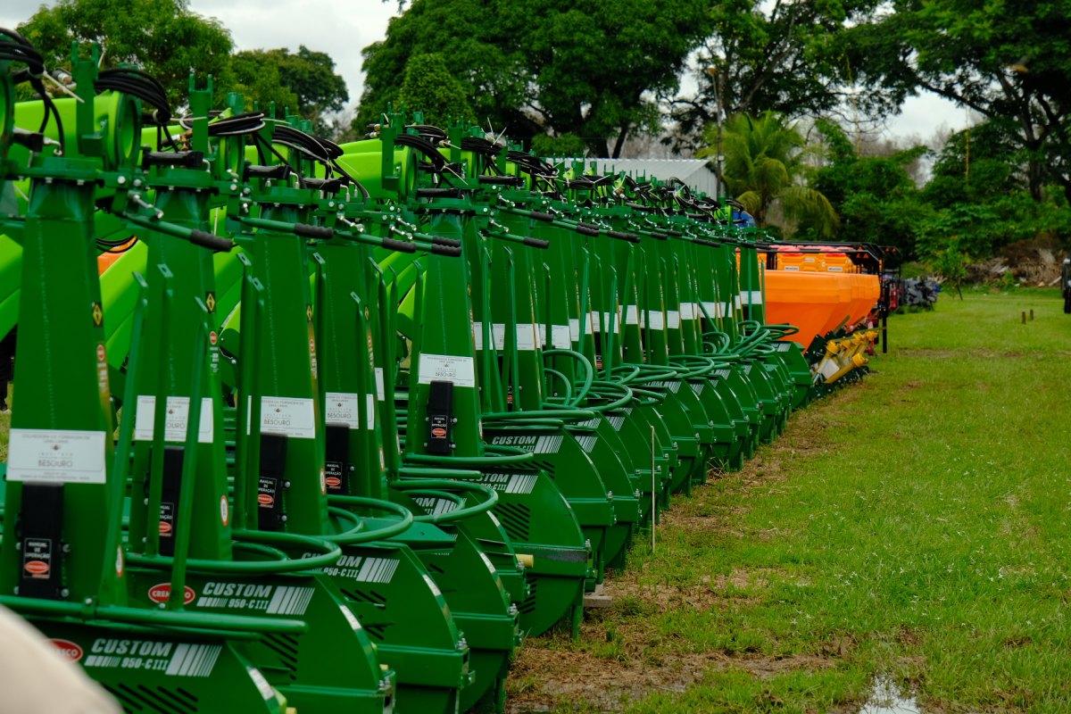 MELHORIA NO CAMPO: Dra. Taíssa e Lúcio Mosquini fazem a maior entrega de implementos agrícolas