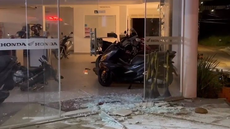 VÍDEO: 7 Criminosos invadem concessionária e fogem levando várias motos