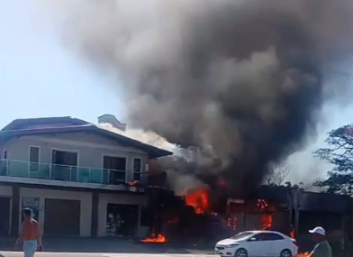 VÍDEO: Avião de pequeno porte cai em restaurante e mata três pessoas, no RS