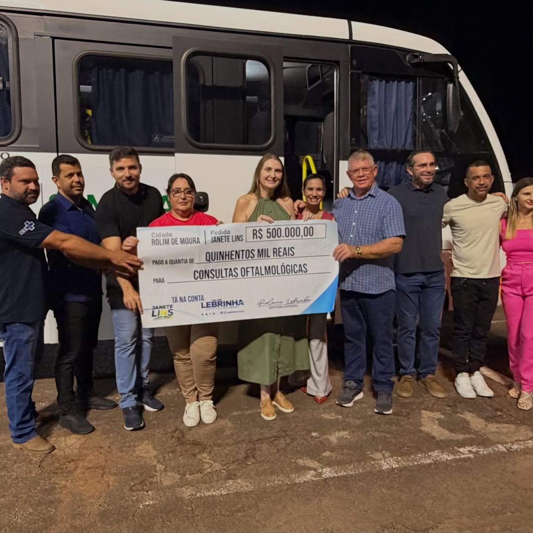 LEBRINHA: Deputada entrega micro-ônibus e destina R$ 500 mil para saúde em Rolim de Moura