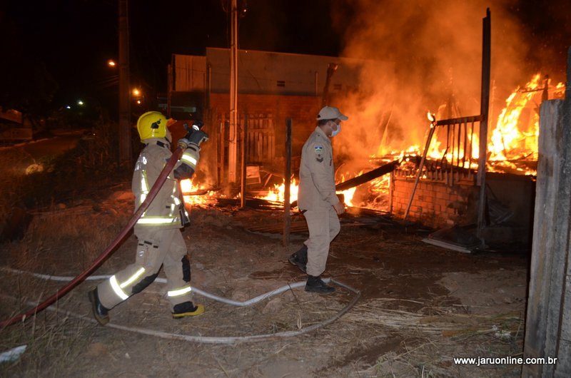 JARU: Incêndio destrói residência localizada no setor 07 nesta madrugada 