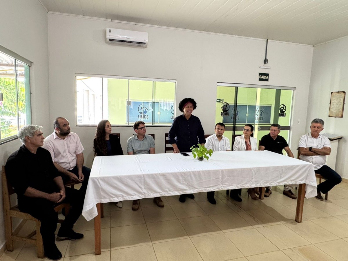 SÍLVIA CRISTINA: Deputada faz a entrega de R$ 200 mil para o Lar do Idoso em Jaru