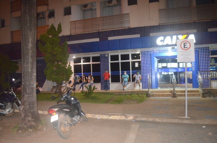 AUXÍLIO EMERGENCIAL: Dezenas de pessoas passam a noite em fila na Caixa Econômica