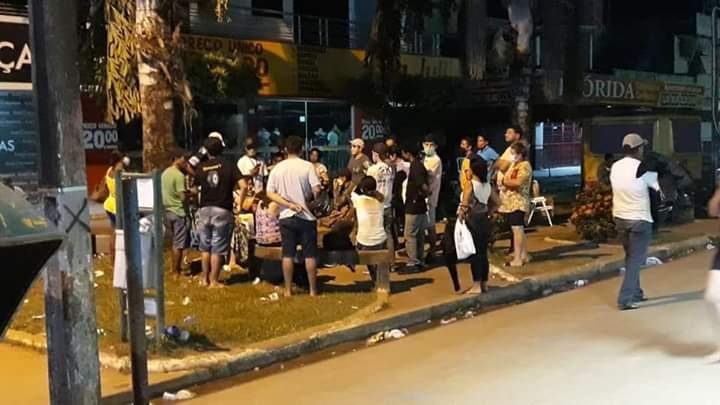 AUXÍLIO EMERGENCIAL: Dezenas de pessoas passam a noite em fila na Caixa Econômica