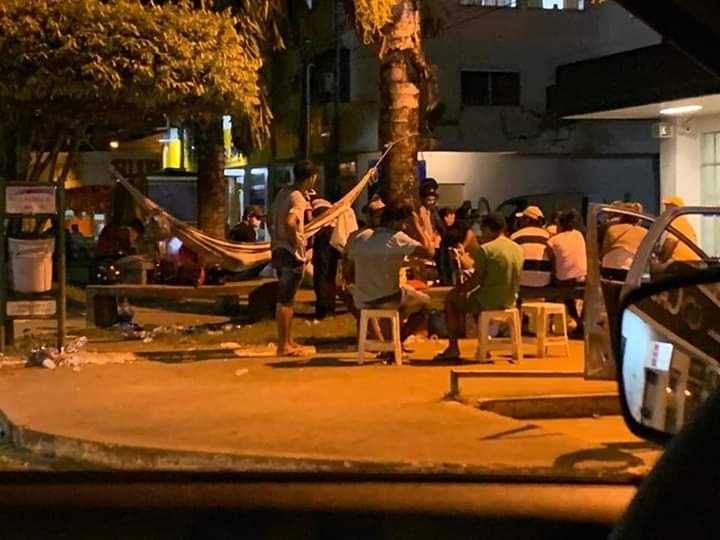 AUXÍLIO EMERGENCIAL: Dezenas de pessoas passam a noite em fila na Caixa Econômica