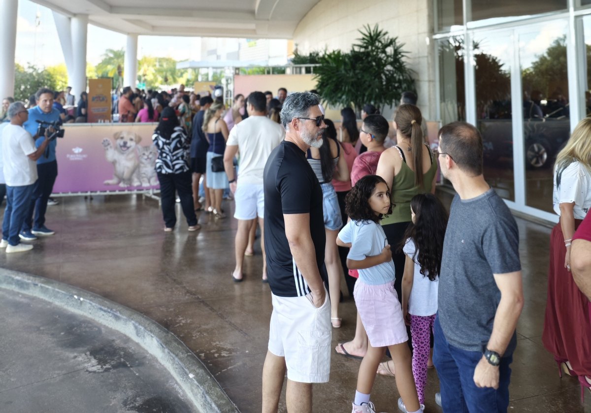 IEDA CHAVES: Deputada participa de feira de adoção de animais que garante 97 lares em PVH