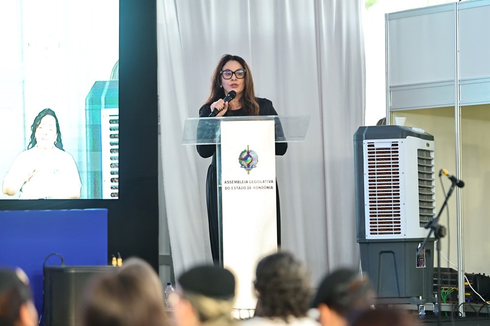 IEDA CHAVES: Deputada reconhece a força e liderança das mulheres durante sessão solene 