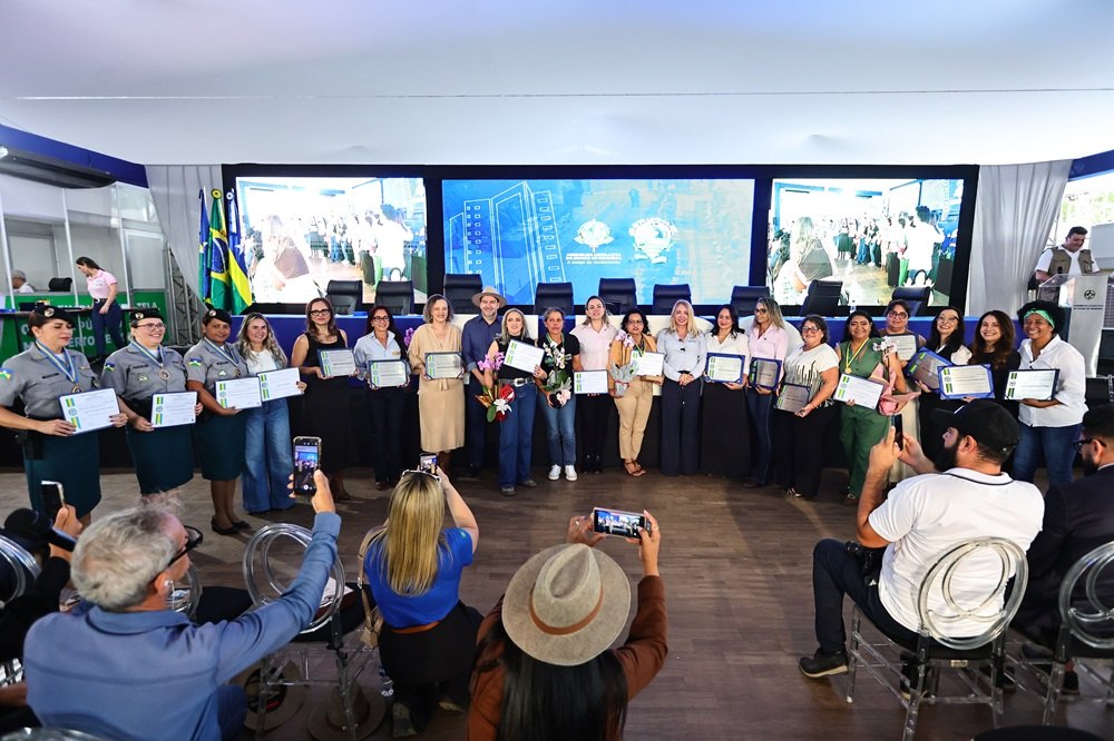 IEDA CHAVES: Deputada reconhece a força e liderança das mulheres durante sessão solene 