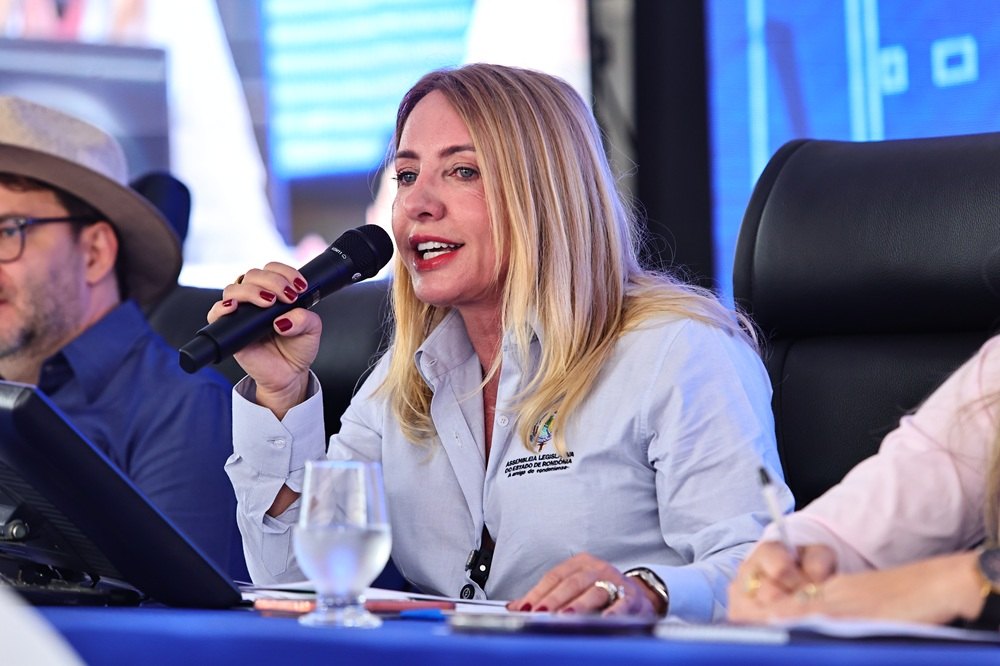 IEDA CHAVES: Deputada reconhece a força e liderança das mulheres durante sessão solene 