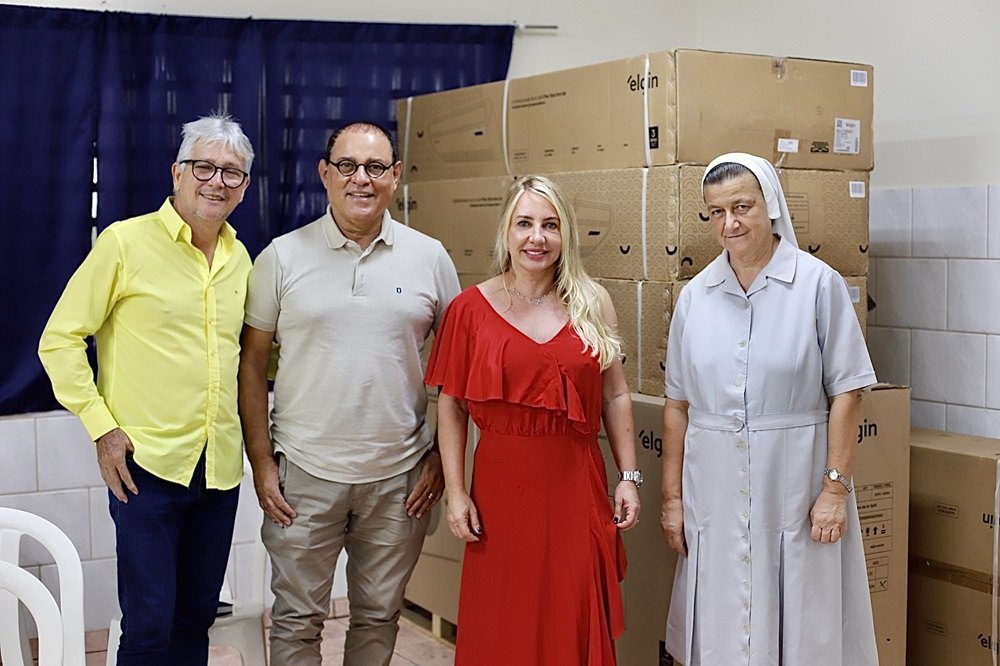 IEDA CHAVES: Deputada entrega equipamentos para atender o setor da Educação em PVH