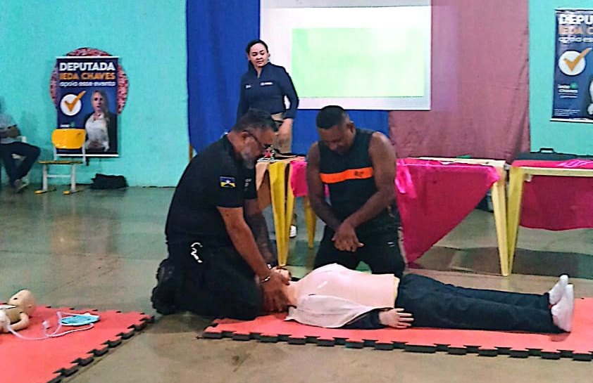 IEDA CHAVES: Deputada incentiva formação cidadã com curso de primeiros socorros 