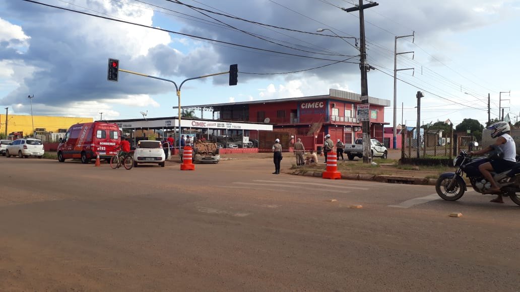CAPOTAMENTO: Colisão violenta entre carros deixa passageiro lesionado