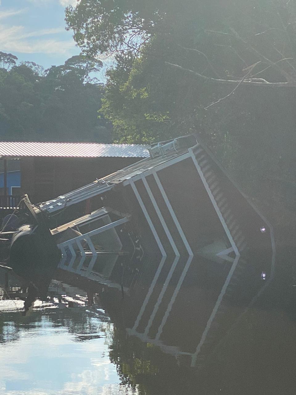 CORONAFEST: Flutuante afunda durante festa com cerca de 50 pessoas em Candeias