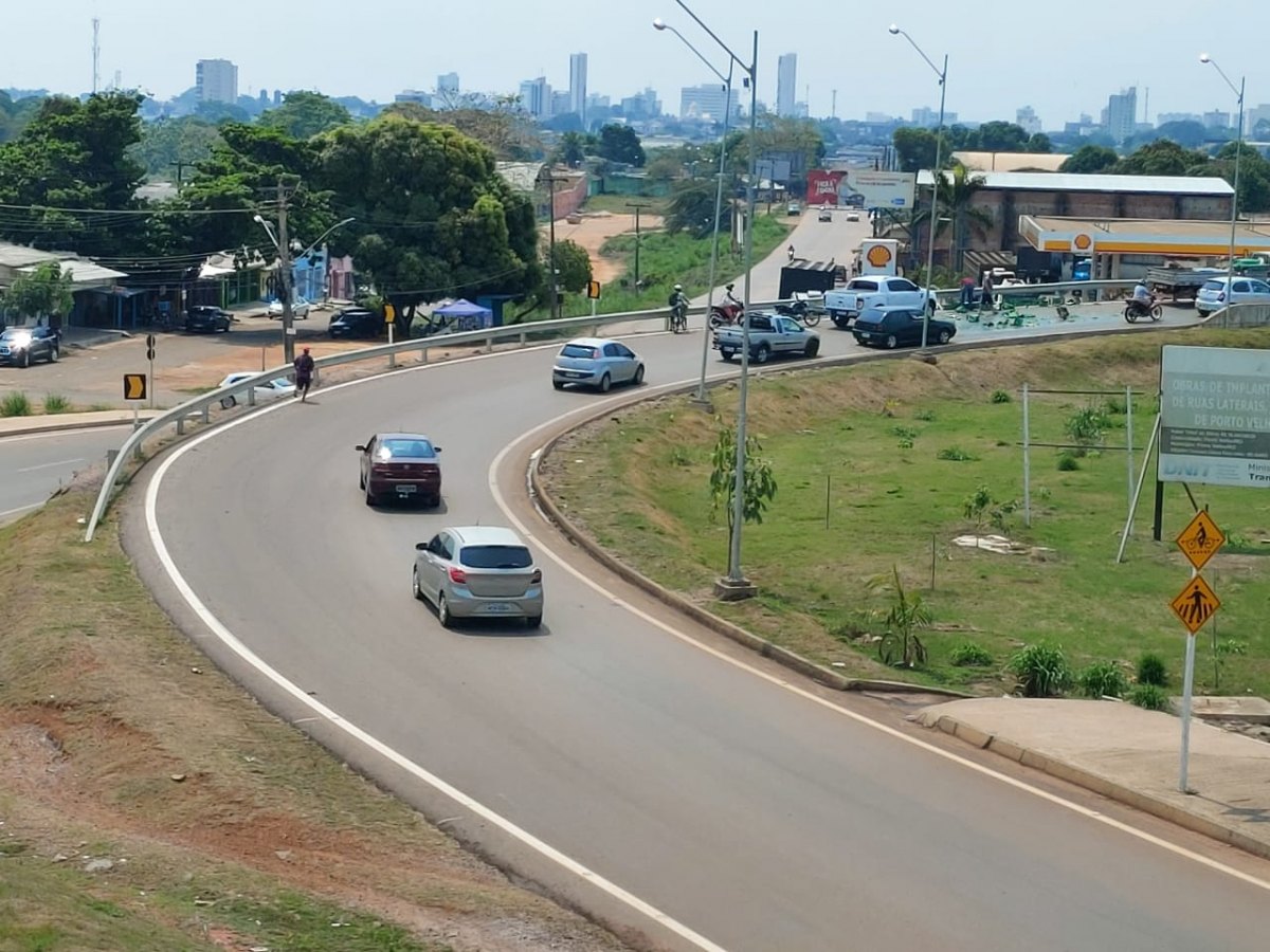 CENA DA CIDADE: Carga de cerveja Heineken fica espalhada no viaduto após cair de caminhão