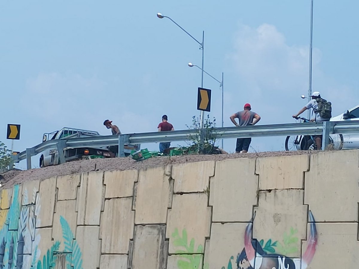 CENA DA CIDADE: Carga de cerveja Heineken fica espalhada no viaduto após cair de caminhão