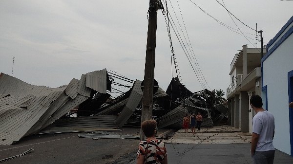 TEMPORAL: Estrutura metálica desaba na rua e moradores ficam assustados